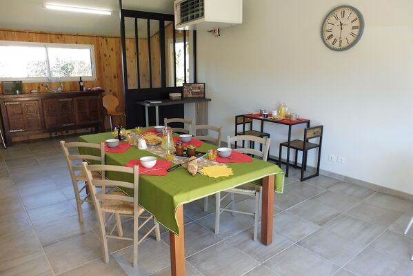 bressuire-chambres-dhotes-les-gaveries-salle-petit-dejeuner