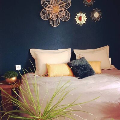 Chambre principale avec accès à la terrasse et vue sur le jardin