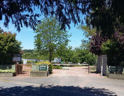 entree-accueil-camping-au-lac-hautibus-argentonnay
