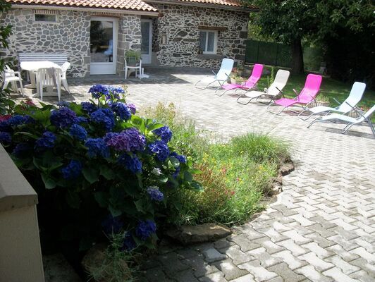 la-foret-sur-sevre-chambres-dhotes-le-jardin-de-prunelle-bains-de-soleil