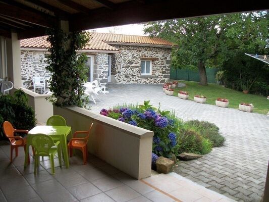 la-foret-sur-sevre-chambres-dhotes-le-jardin-de-prunelle-table-enfant