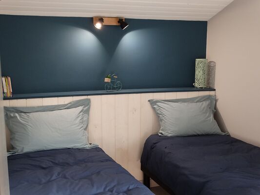 Deuxième chambre présenté avec 2 lits 80/200 ou un lit 160/200 au choix