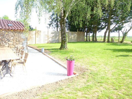 st-andre-sur-sevre-gite-le-laidet-jardin