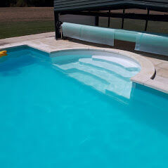 showing steps into pool