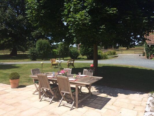 saint-aubin-de-baubigne-chambre-dhotes-roches-mousset-terrasse.jpg_2