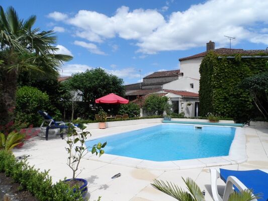 moulins-chambres-dhotes-fleur-de-lys-piscine.jpg_1