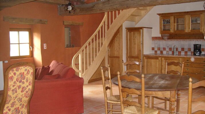 nueil-les-aubiers-gite-la-veraliere-salon-cuisine.jpg_4
