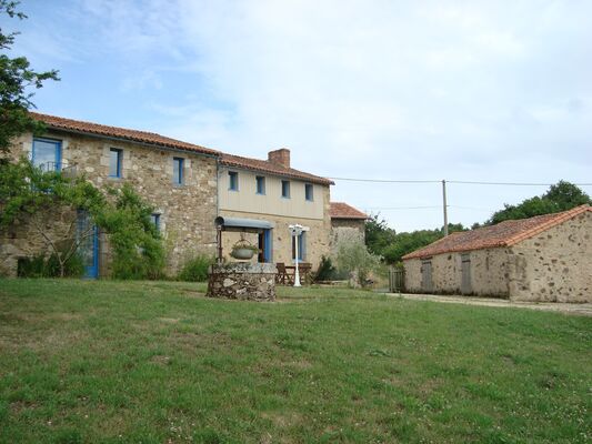 saint-amand-sur-sevre-gite-les-ecorcins-facade.jpg_1