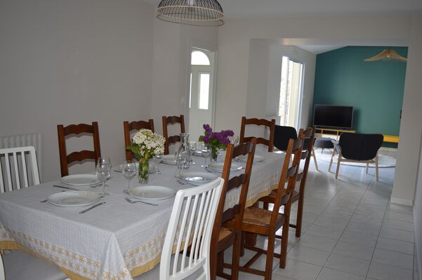 combrand-gites-de-la-foye-la-couleur-des-pres-salle-a-manger.JPG_7