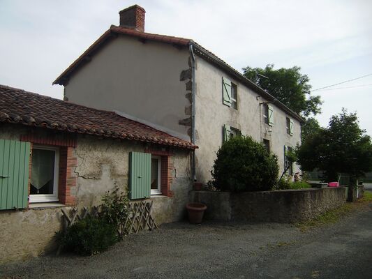 clesse-gite-puy-fleury-facade.jpg_1
