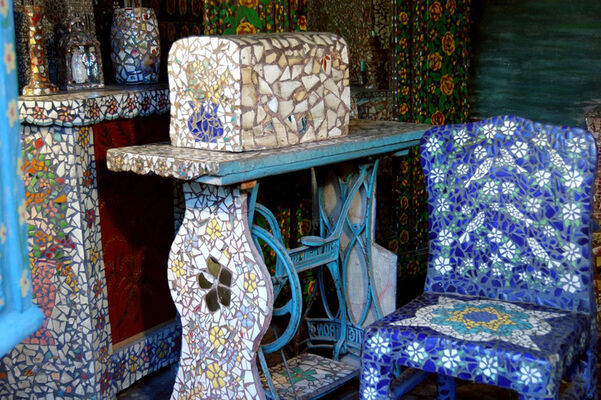 Maison Picassiette - Chartres détail_machine_à_coudre_chaise_bleue_1