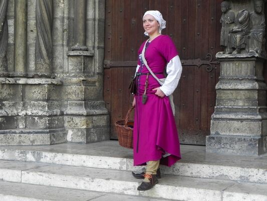 Claire-en-costume-du-15e-siecle-----Claire-Barbier--1-