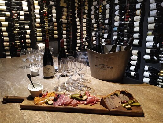 Degustation-a-la-cave-du-Grand-Monarque---Hotel-Spa-Le-Grand-Monarque-2
