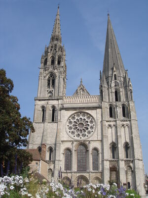 Facade-et-parvis-fleuri