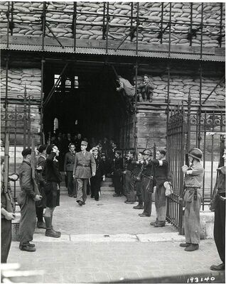 General-de-Gaulle-sortant-de-la-cathedrale