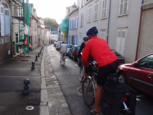 Maison JLN - Jean-Loup conduit les pélerins sur leur route