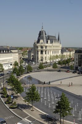 Place-de-Epars-vue-haute-verticale---Office-de-Tourisme-de-Chartres