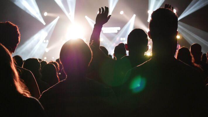 concert-crowd-hand-952422