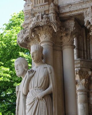la-femme-et-le-parfum-dans-la-cathedrale-de-Chartres