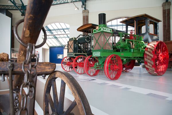 TRACTEURS ANCIENS, MUSEE DU COMPA, EXPOSITION