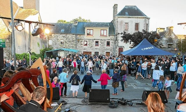 Vue de la scène sur une fête gratuite ouverte à tous