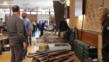 750c5744f77d554846e8d1306b91ee94-carhaix-carton-plein-pour-la-bourse-aux-armes-anciennes-et-militaria-video