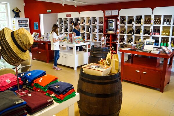 Notre-boutique-Office-de-tourisme-du-Canal-du-Midi-au-Saint-Chinian