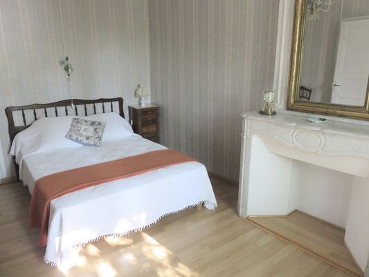 La chambre bleue et sa cheminée de marbre