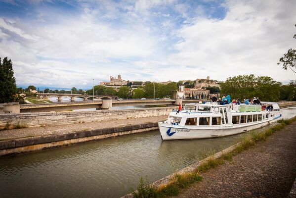 La péniche Cap de Miol sur le Pont Canal