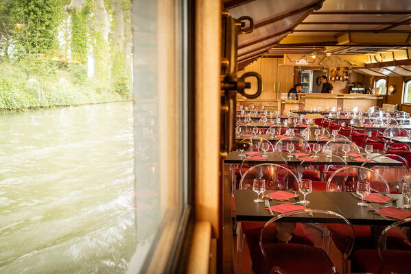 Salle de restauration de la péniche Vent du Sud