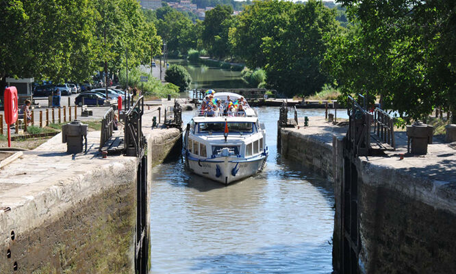 La péniche Cap de Miol franchissant les écluses de Fonseranes