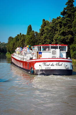 La péniche Vent du Sud sur le Bief de Fonserane
