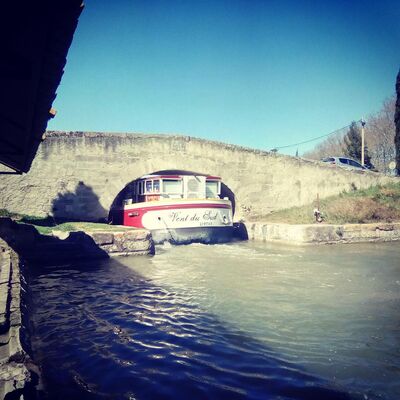 La péniche Vent du Sud passant sous le Pont Rabote-Cornes à Colombiers