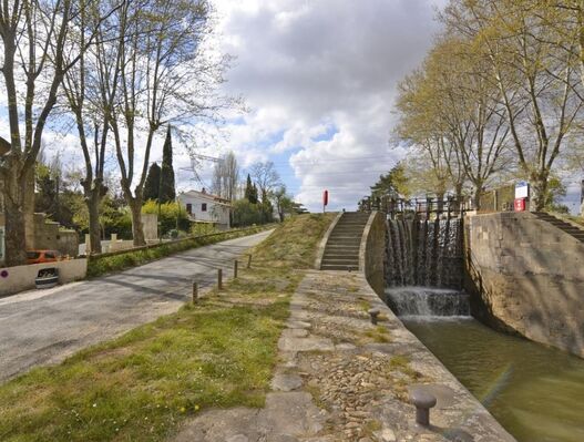 le-petit-bonheur-olonzac-canal-ecluse-calmel