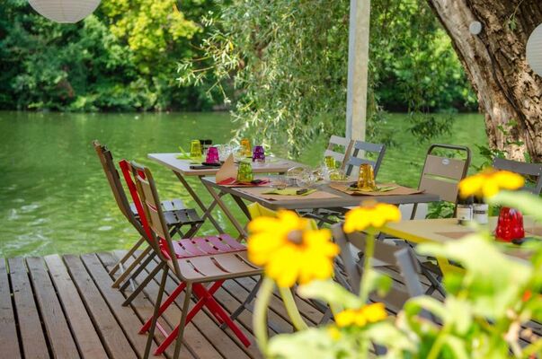 table au bord de l'eau