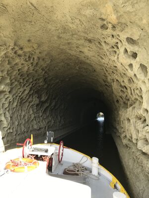 La péniche Vent du Sud entrant dans le Tunnel du Malpas