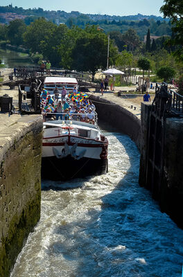Passage des écluses de Fonserane péniche Vent du Sud