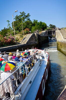 La péniche Vent du Sud arrivant sur les écluses de Fonserane