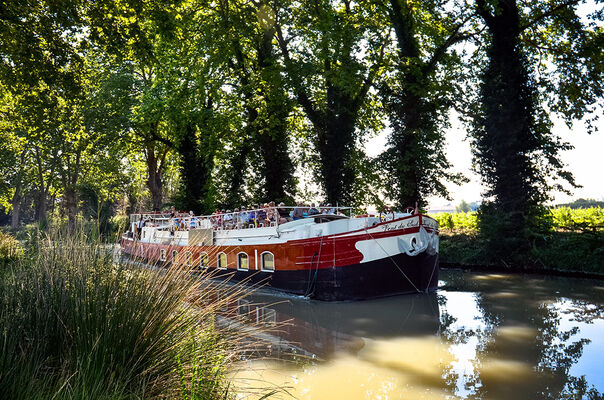La péniche Vent du Sud sur le Grand Bief