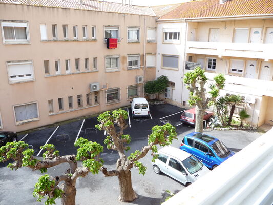 Votre place de parking est là où vous voyez le petit commercial blanc