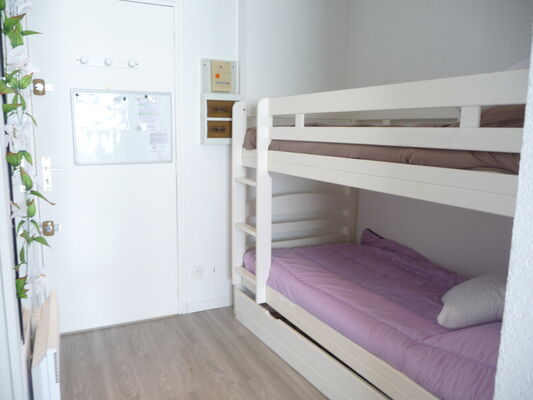 Coin cabine