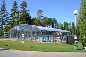 Camping-Le-Villeu-Lancieux-piscine-vue-exterieure