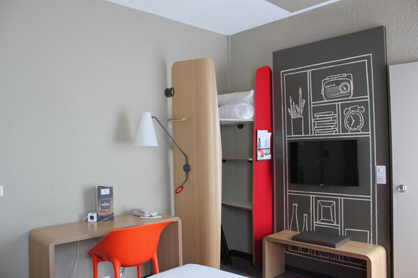 IBIS PLAGE - chambre double cote jardin - StMalo