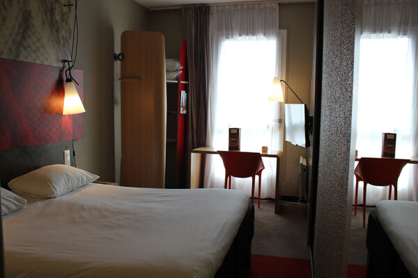 IBIS PLAGE - chambre double cote jardin 1- StMalo