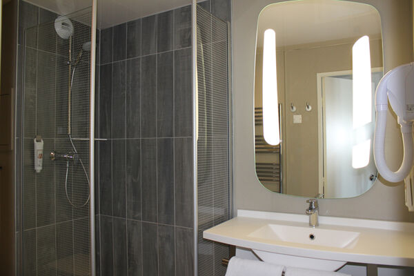 IBIS PLAGE - salle de bain - StMalo