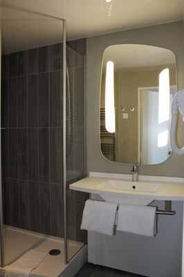 IBIS PLAGE - salle de bain 1- StMalo