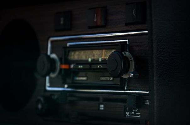 Radio - Saint-Malo - 24octau4noc2018 ©shotaspot - unsplash