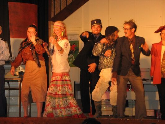 Theatre-Les-Secretaires---Cie-Farce-Bleue
