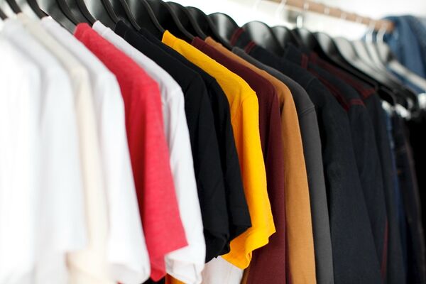 Vêtements © Parker Burchfield - Unsplash