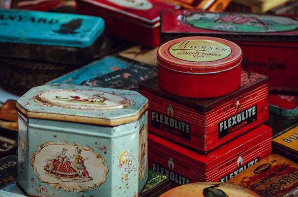 Vide-grenier © Clem Onojeghuo - Unsplash (1)
